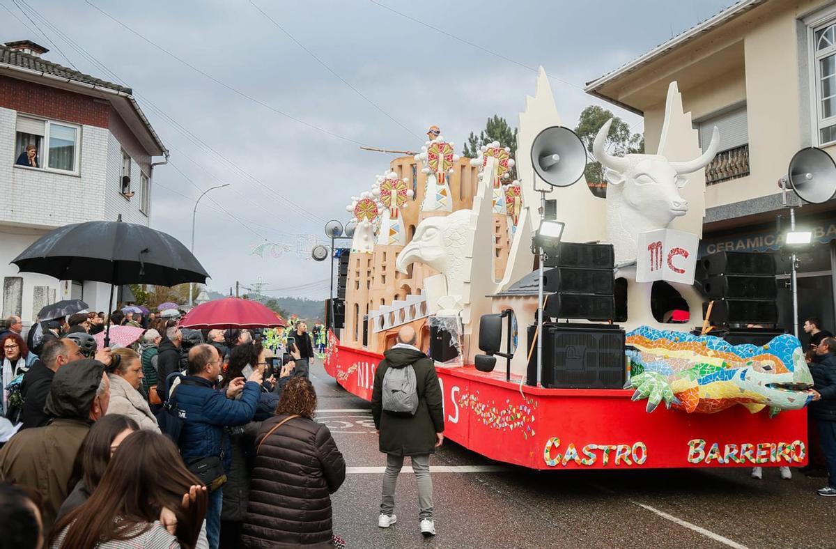 Carroza de Castro Barreiro, con la Sagrada Familia atrás, ayer, en Salceda de Caselas. | ANXO GUTIÉRREZ