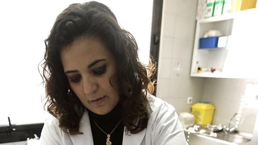 Un hombre recibe la vacuna de la gripe en un centro de salud de Madrid en el primer día de la campaña de vacunación contra esa enfermedad.