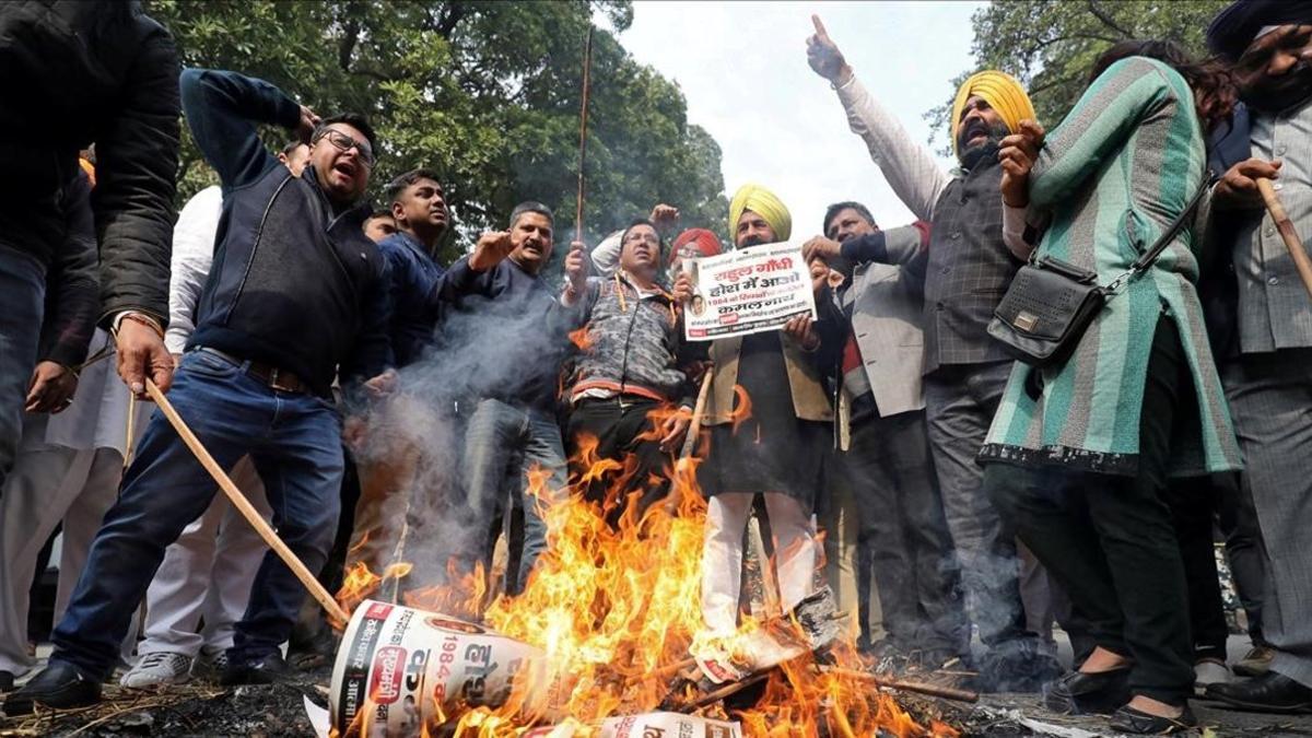 zentauroepp46287737 people burn placards and effigies of india s main opposition181217113749
