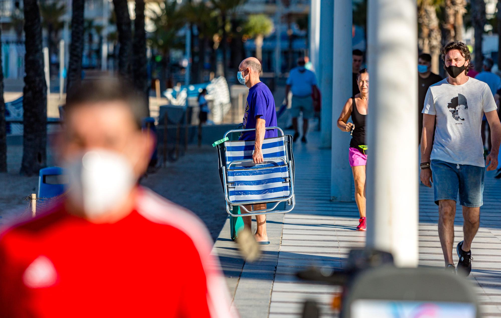 La polémica por la «reserva» de espacio en primera línea vuelve un verano más a Benidorm