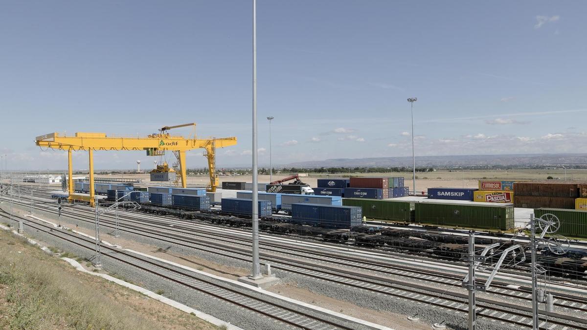 El complejo de Adif en Plaza es insuficiente para acoger a todos los trenes que moverá la autopista ferroviaria.