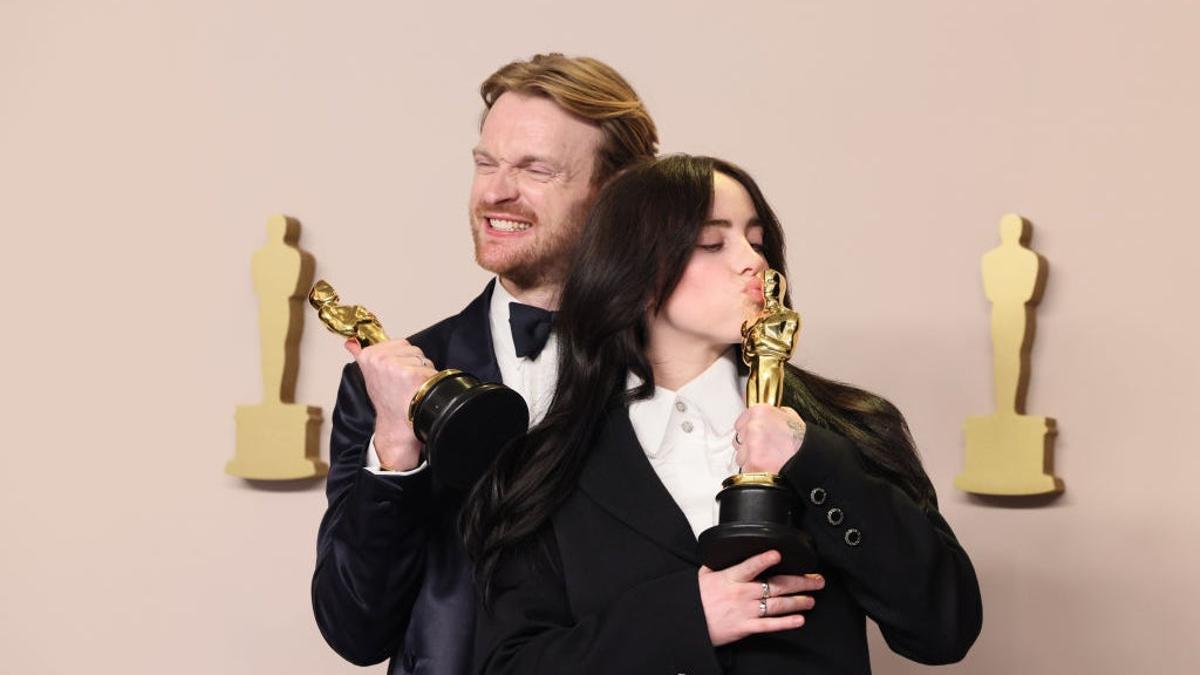 Billie Eilish y Finneas con sus Oscar