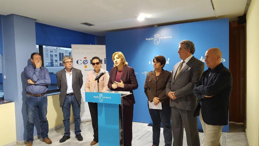 La consejera de Familia e Igualdad de Oportunidades en funciones, Violante Tomás, presenta, junto a la presidenta del Comité de Representantes de Personas con Discapacidad y sus Familias (Cermi-Región de Murcia), Pilar Morales, la orden de ayudas individualizadas a personas con discapacidad.