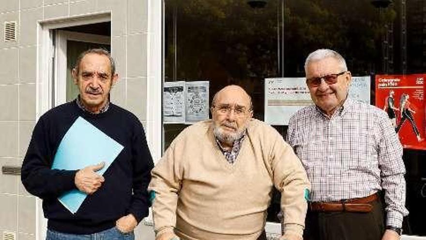 Por la izquierda, Crisanto Herrero, César González y Marino Díaz, frente a la sede alquilada de &quot;Los Puertos&quot;.