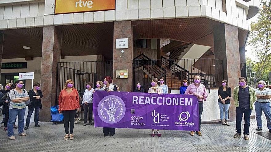 Minuto de silencio ante la sede del IBDona en Palma.