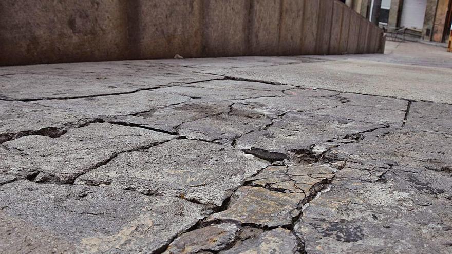 Trencadissa de rajoles al carrer Buxadé, ahir