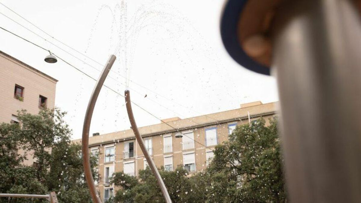 Nueva área de juego infantil con agua en la plaza de les Caramelles, el Raval.