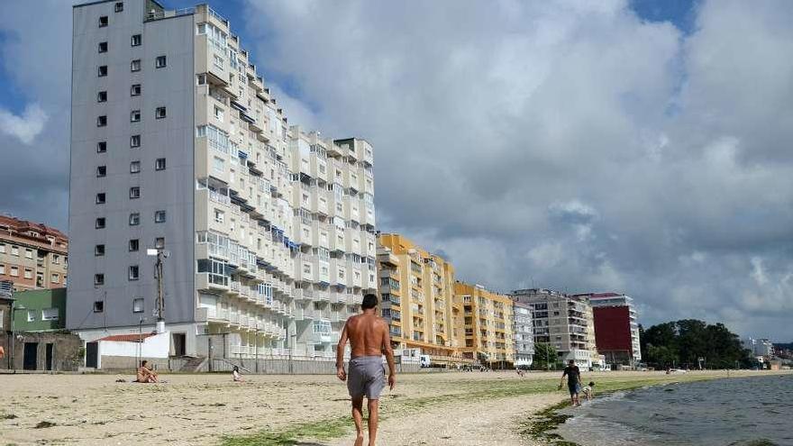 Pisos en primera línea de playa destinados a alquiler vacacional.