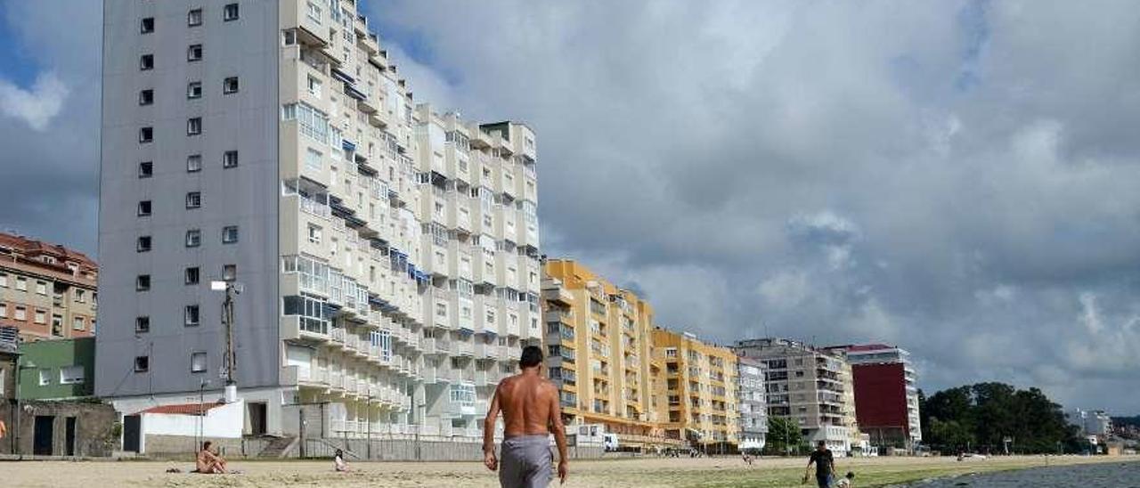 En la playa Compostela hay un buen número de viviendas de segunda residencia. // Noé Parga