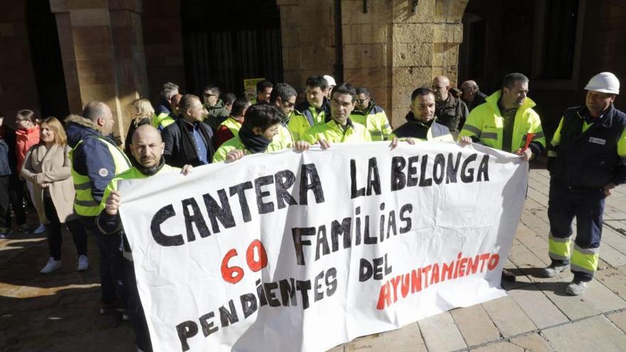 Los trabajadores de la cantera de La Belonga se manifiestan &quot;para que 60 familias no se queden en la calle&quot;