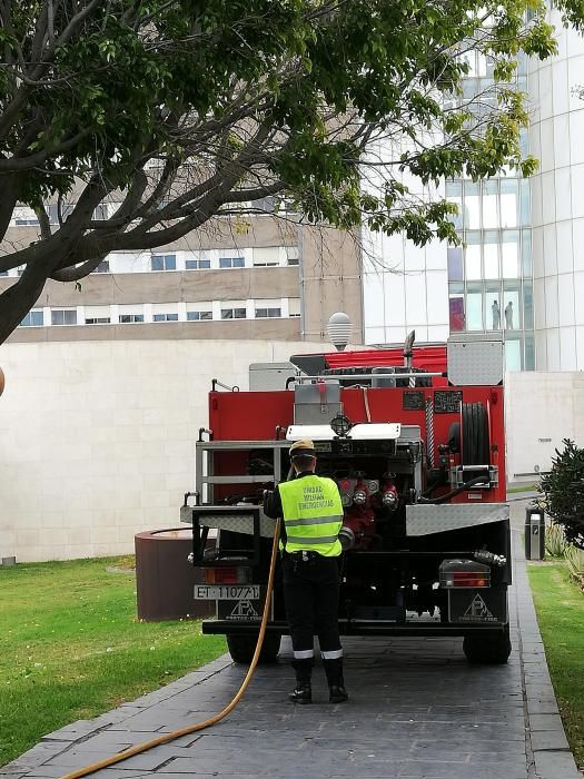 La UME desinfecta los exteriores del HUC.