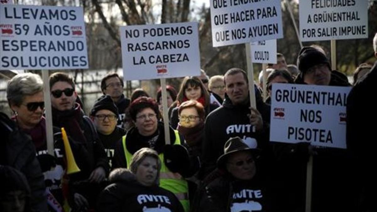 Víctimas de la talidomida reclaman una indemnización, el pasado febrero en las inmediaciones del palacio de la Moncloa, en Madrid.