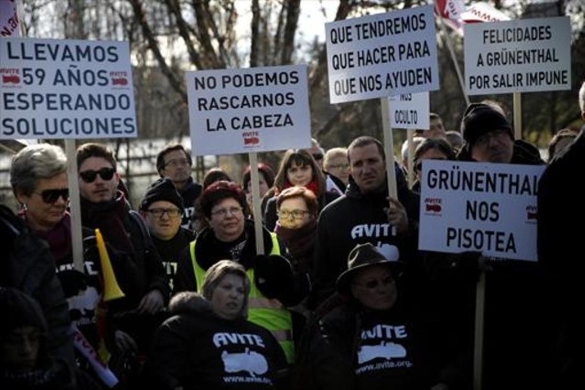 Víctimes de la talidomida reclamen una indemnització, el febrer passat als voltants del palau de la Moncloa, a Madrid.
