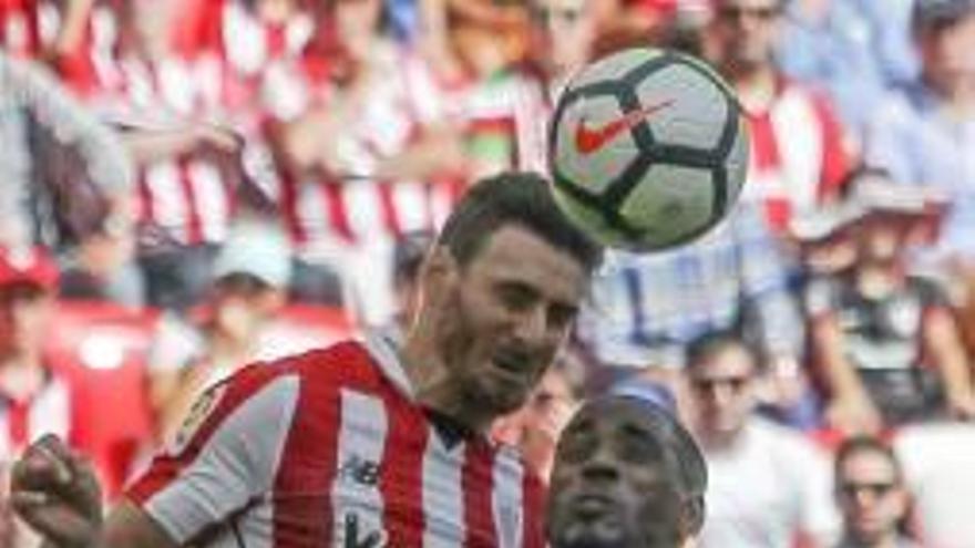 Aduriz lluita per la pilota amb Carole