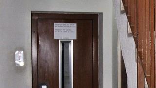 Un cartel situado sobre el ascensor de un edificio en Barcelona.