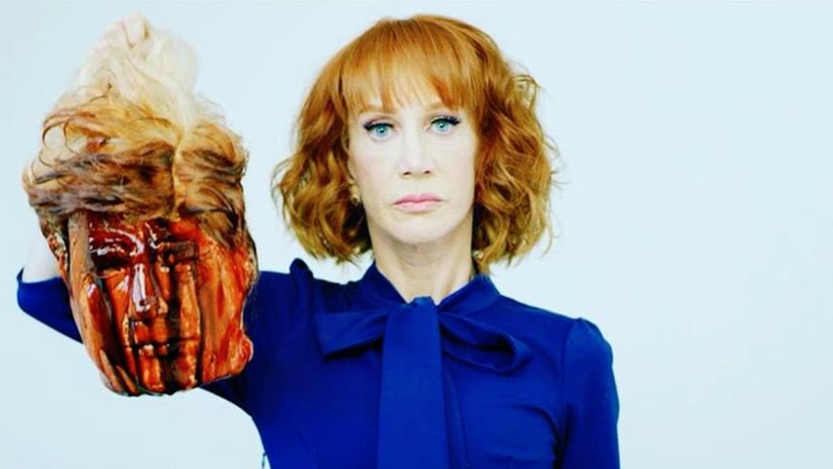 Una captura del video de la humorista Kathy Griffin con la cabeza de Trump.