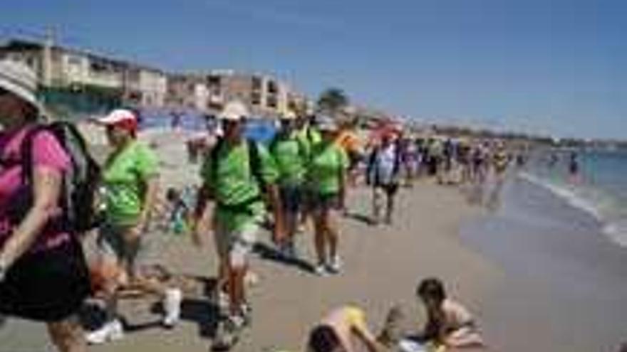 Cerca de doscientos vecinos participan en la I Travesía Río Seco a Playas del Pilar