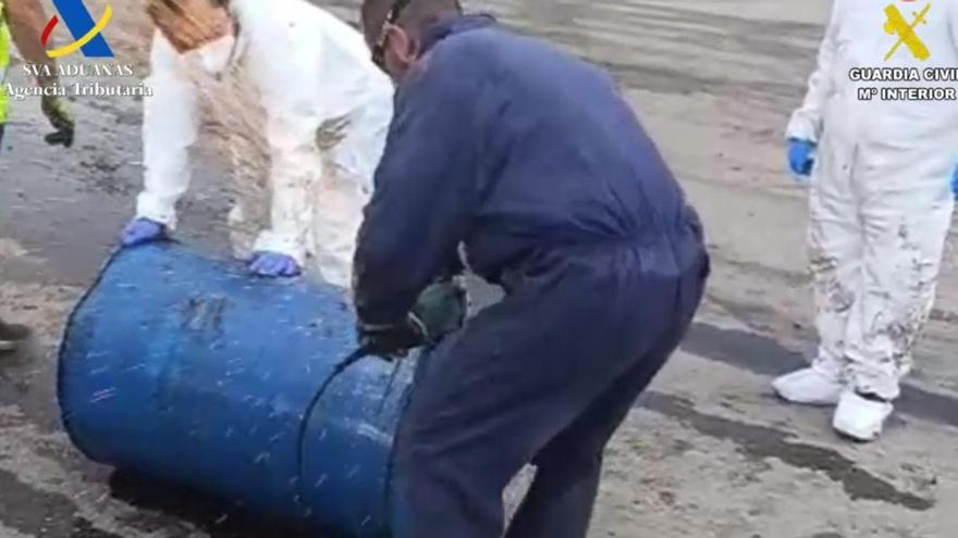 Intervenidos en Cuenca 262 kilos de cocaína oculta en la base de cien bidones de pulpa de fruta congelada