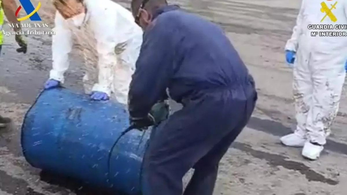 Intervenidos en Cuenca 262 kilos de cocaína oculta en la base de cien bidones de pulpa de fruta congelada