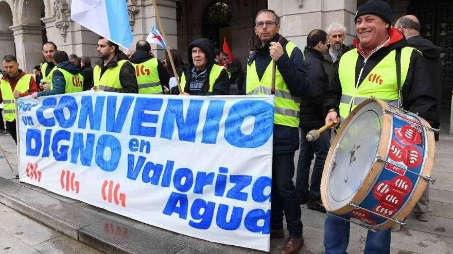 Trabajadores de Valoriza, concentrados, ayer, ante el Palacio Municipal.