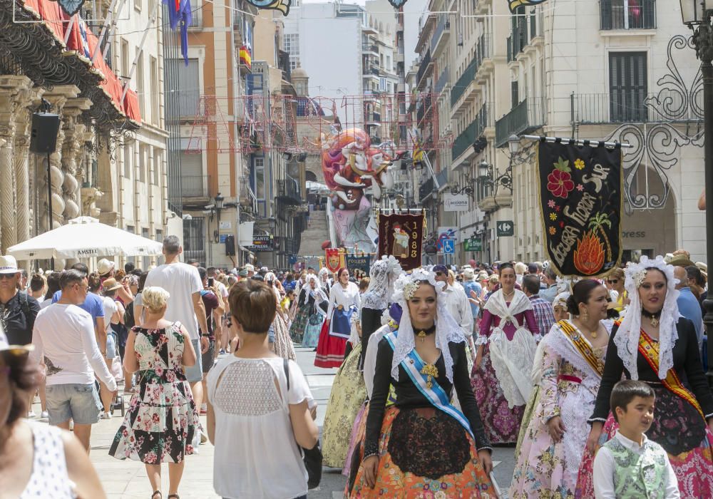 Hogueras 2019: El sábado festero arranca con el desfile de recogida de premios.