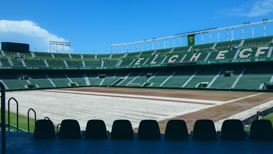El Elche aprovecha el fin de temporada para resembrar el césped del Martínez Valero