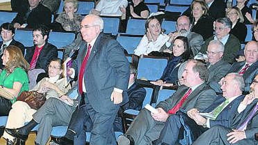 Concierto. Juan Coloma cerró la gala con un concierto en el que fue acompañado al piano por Horacio Icasto, que aparece al fondo de la imagen. Coloma puso en pie al auditorio con su interpretación del «Asturias, patria querida».