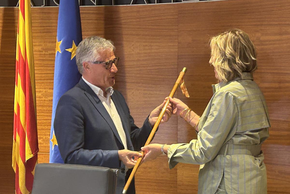 Josep Maria Martínez Chinchilla entregant el bastó a Sílvia Ripoll.