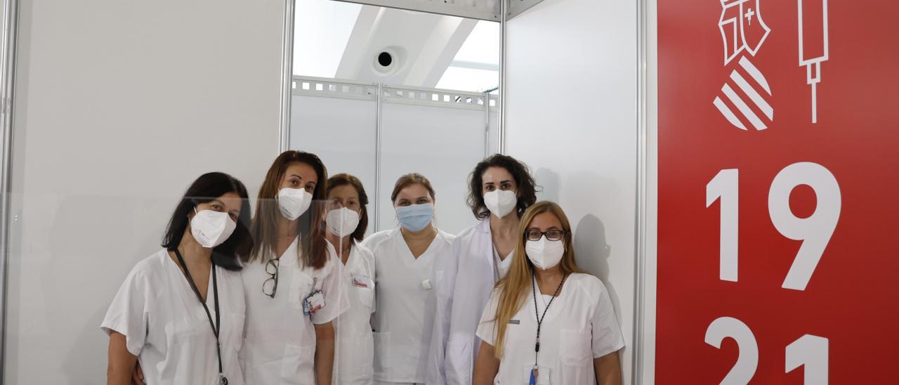 Un equipo de sanitarias en el vacunódromo de la Ciudad de las Artes y las Ciencias