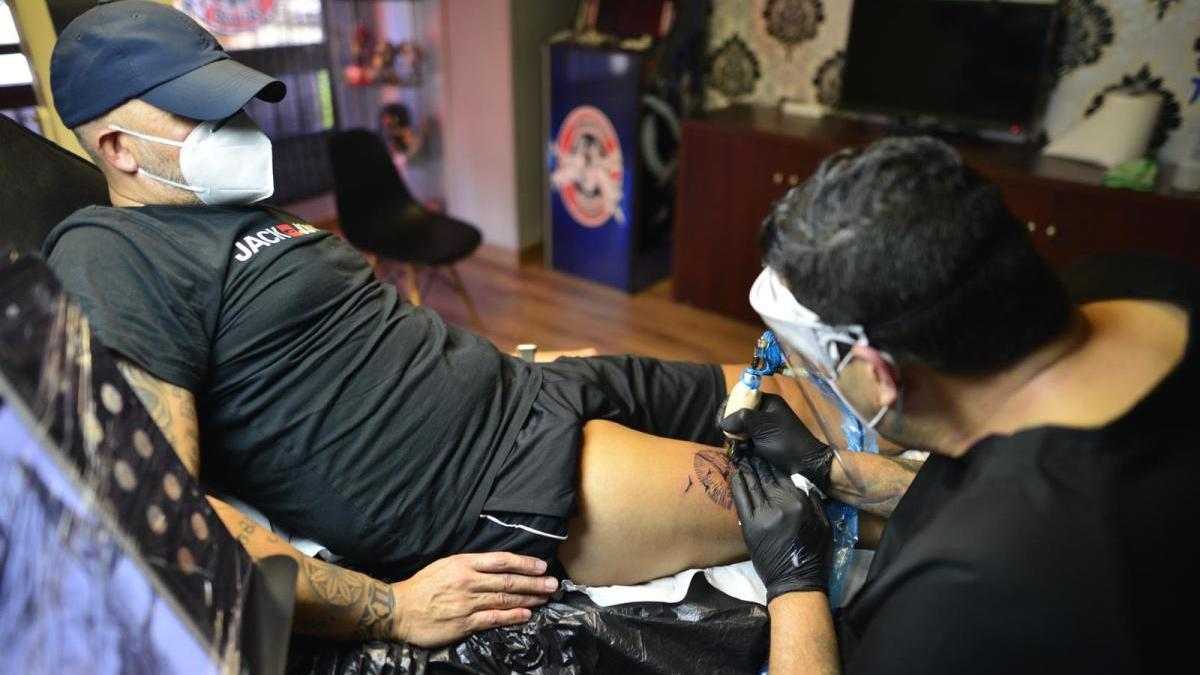 Jacinto Conesa hace un tatuaje a un cliente en su estudio de Cartagena.