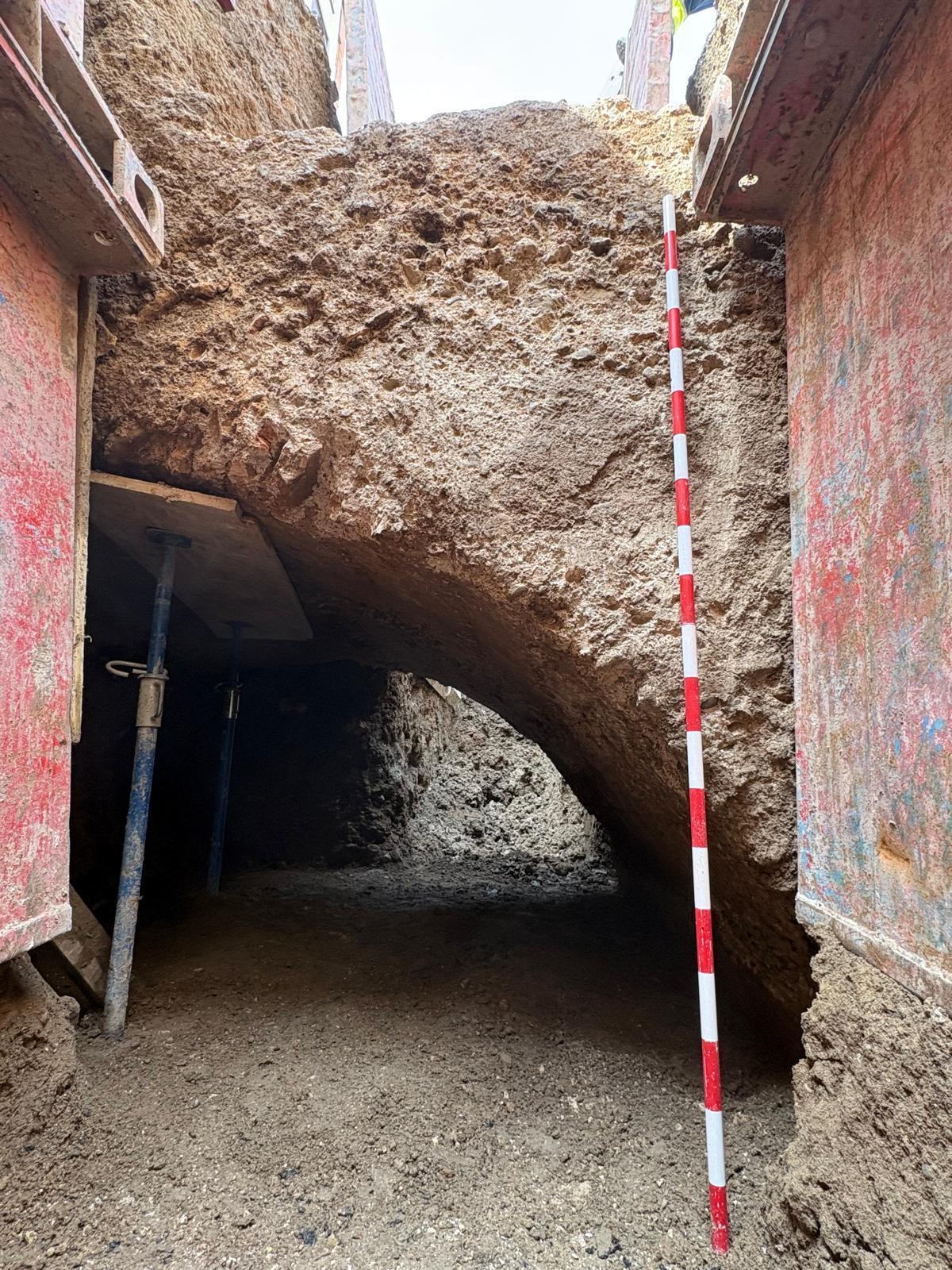 Así es el arco que se ha encontrado en las excavaciones del Coso con Espartero.