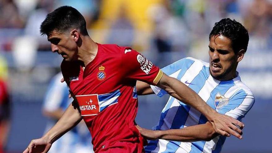 Recio intenta arrebatarle el balón a Gerard Moreno.