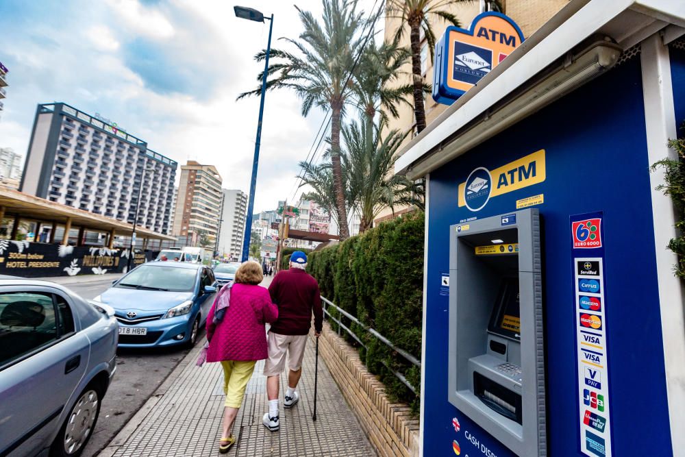 Proliferación de cajeros en la zona guiri de Benidorm