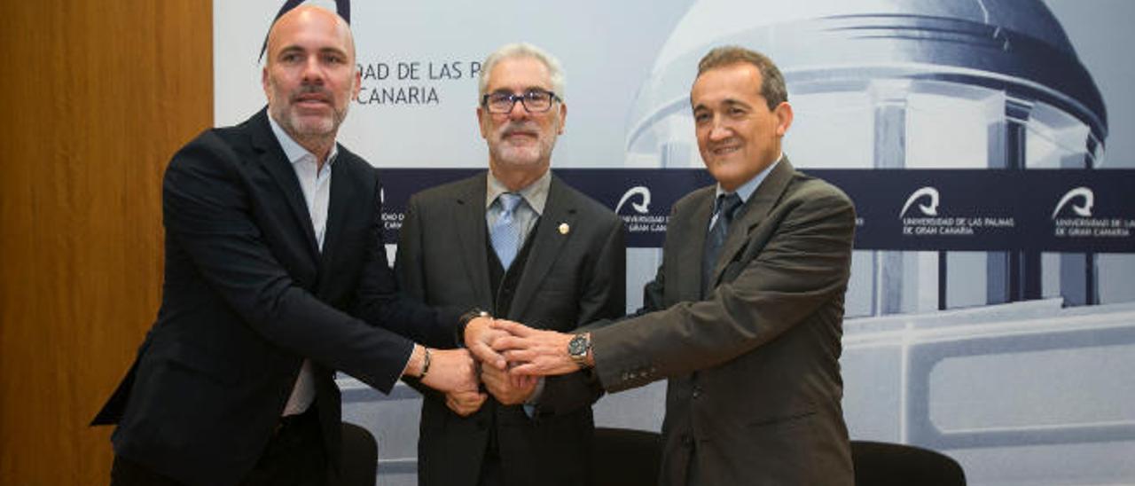 De izquierda a derecha, Antonio Marcelino Santana, José Regidor y Javier Arístegui, tras la firma del convenio.