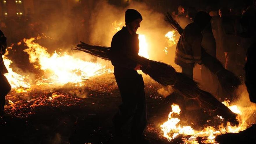 Y La Vera arde entre la noche