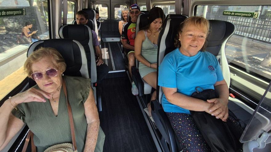 Usuarios de la Línea Circular de la Costa de Candelaria, un nuevo transporte público gratuito para el municipio sureño.