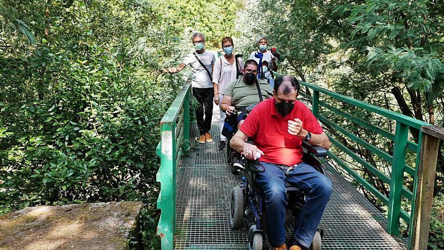 Algunos de los participantes en el puente de la senda.   | // FDV