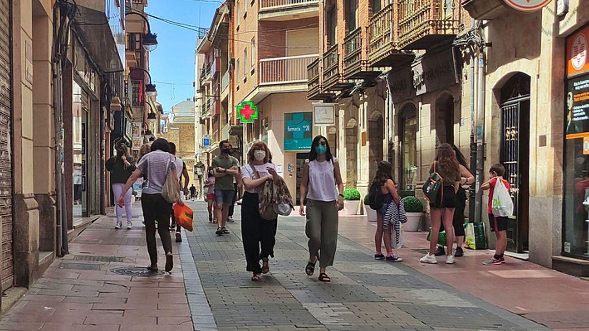 Vecinos pasean por una céntrica calle de la ciudad.