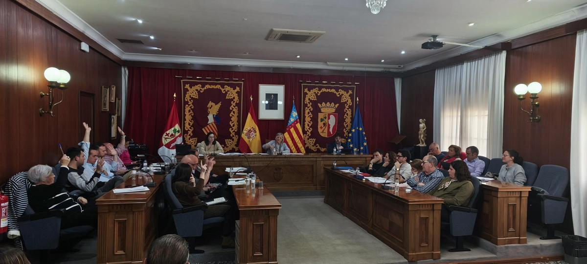 Momento en el que los concejales del tripartito (PP, PVI y Vox) han votado a favor de la iniciativa en el pleno.
