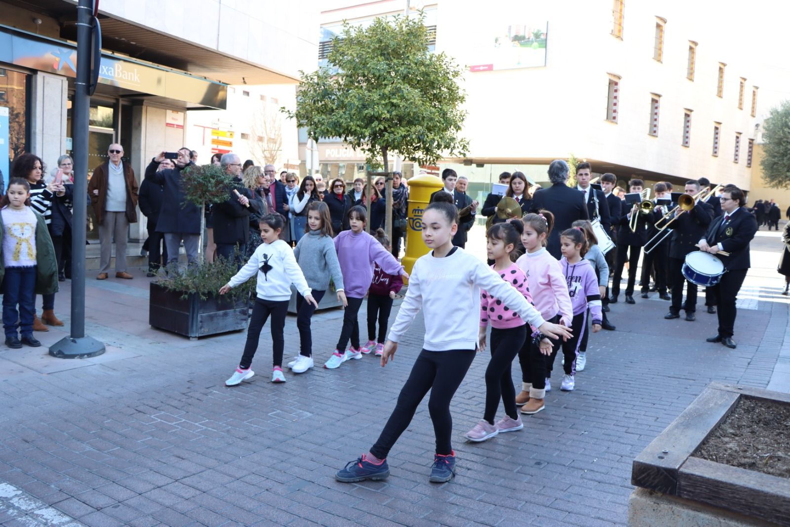 Danza por la calle Mayor.