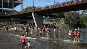 Asistentes a los actos de la Mercè de 2019 bañándose en el río Besòs, entre Barcelona y Santa Coloma de Gramenet. 