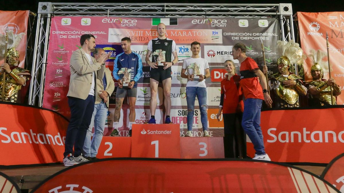 Podio de la categoría absoluta masculina de la Media Maratón de Mérida.