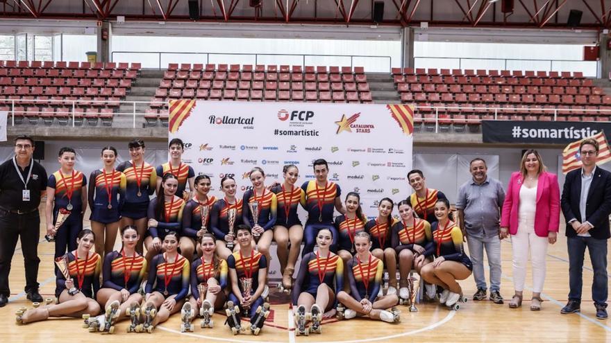 Una imatge dels participants del Campionat de Catalunya celebrat al Roser Llop de Figueres. | ADRIÀ PETIDIER/FC PATINATGE