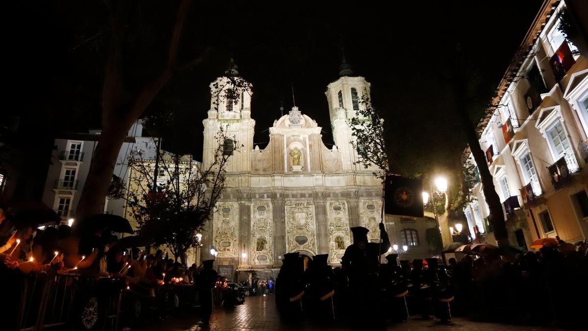 La Dolorosa hizo un toque en las puertas de San Cayetano entre paraguas, tras suspender el Encuentro.