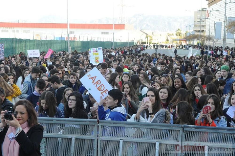 Firma de discos de Aitana en Murcia