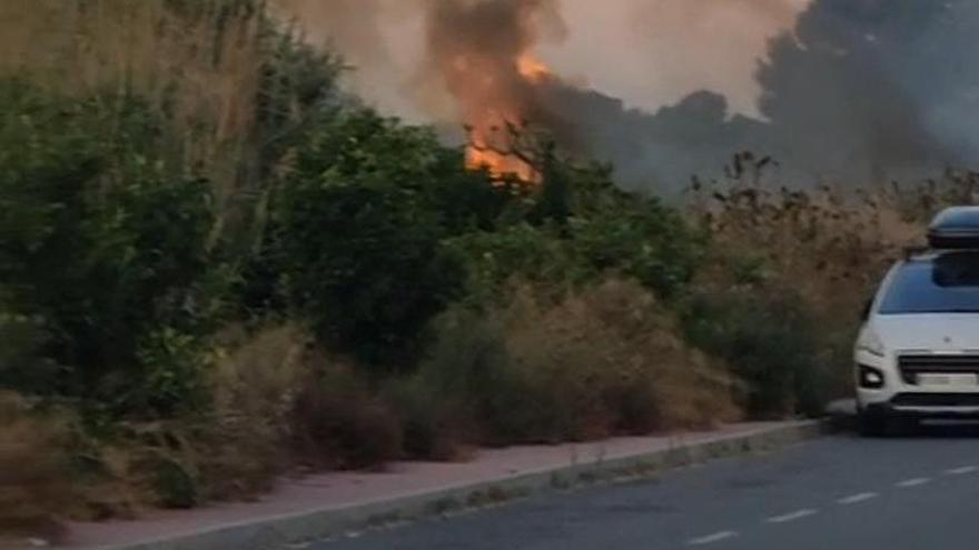 Alerta en Orihuela Costa por un incendio junto a viviendas en Villamartín ya controlado