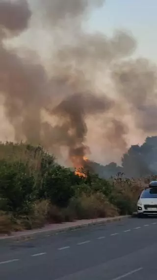 Alerta en Orihuela Costa por un incendio junto a viviendas Villamartín ya controlado