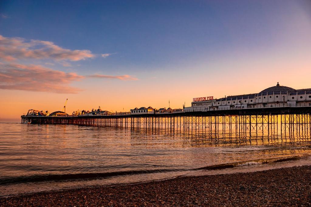 El atardecer desde la playa con el Brighton Pier
