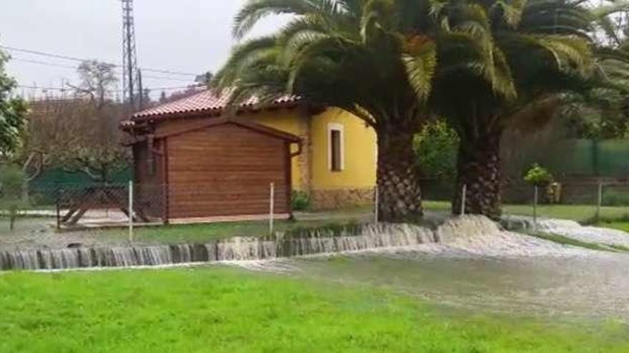 Inundación en una casa particular en la parroquia de la Pedrera.