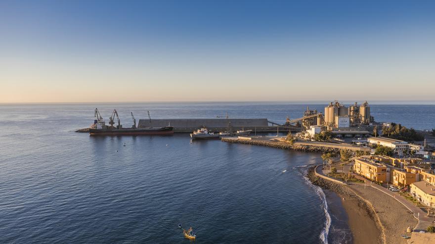 Puertos Canarios exigirá a Ceisa en los tribunales que retire la cementera de Santa Águeda